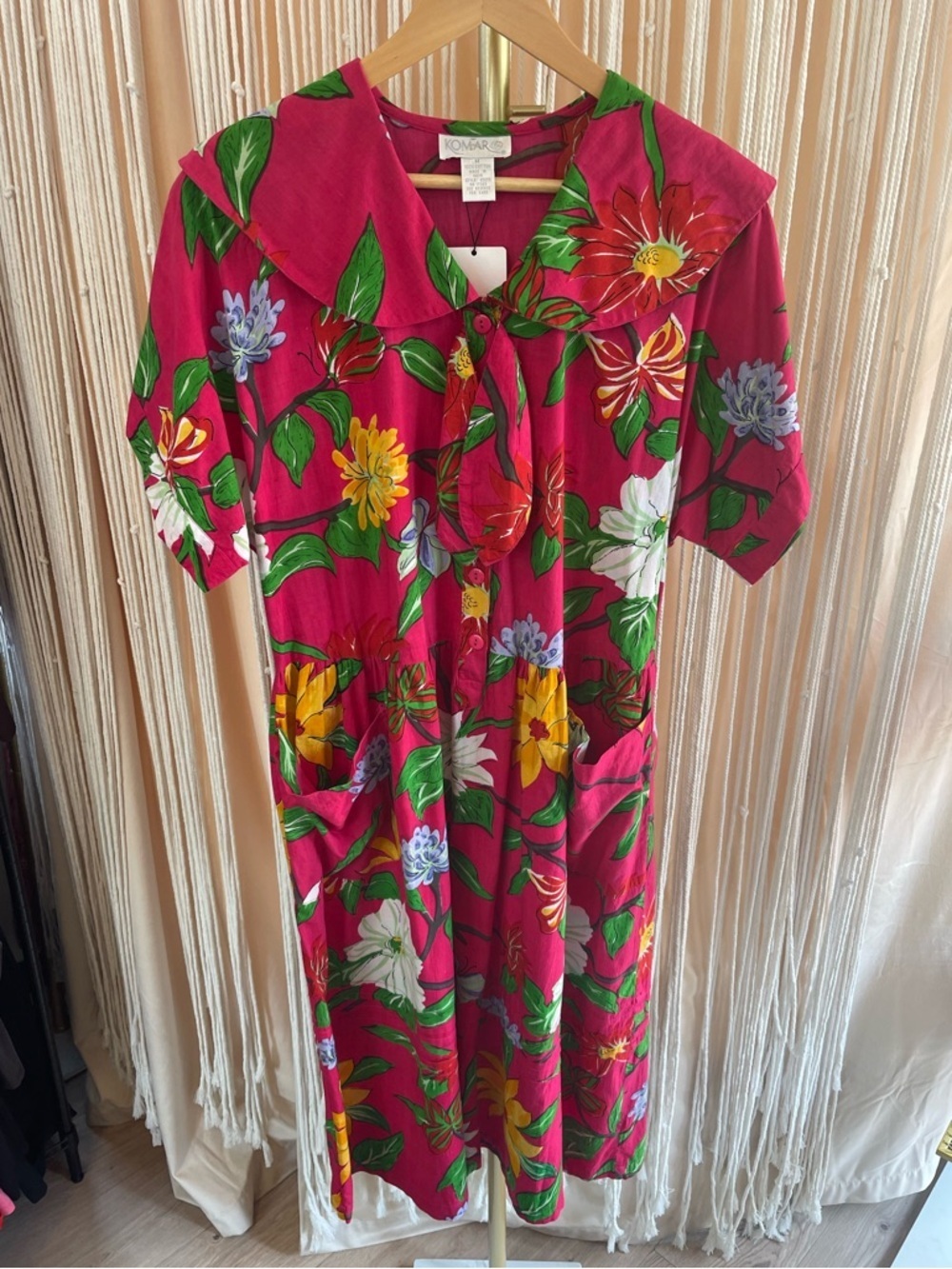 Vintage bright pink dress w/  floral print & Peter Pan collar & front pockets